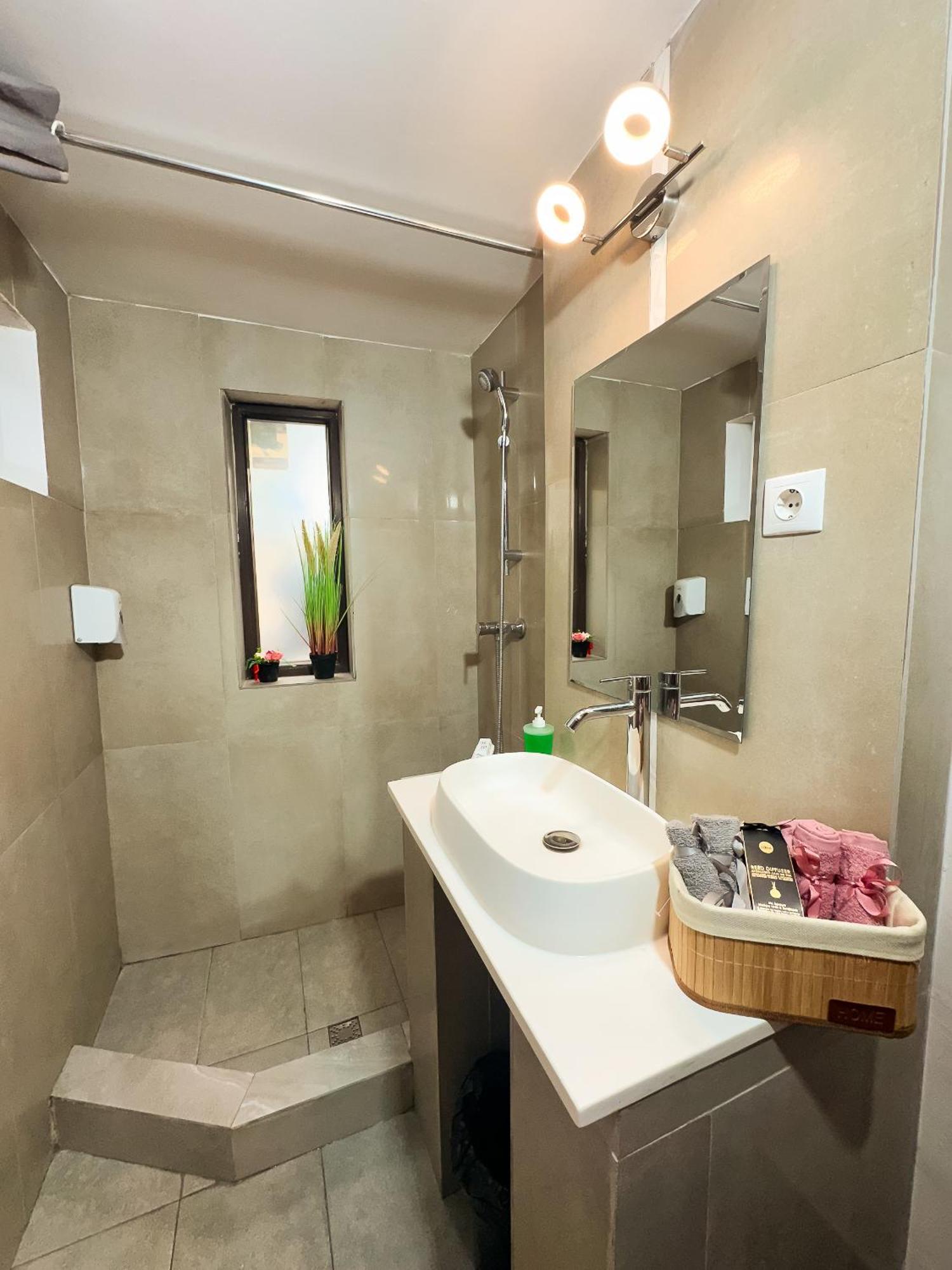 Venus Central Lux Studio Крайова Экстерьер фото